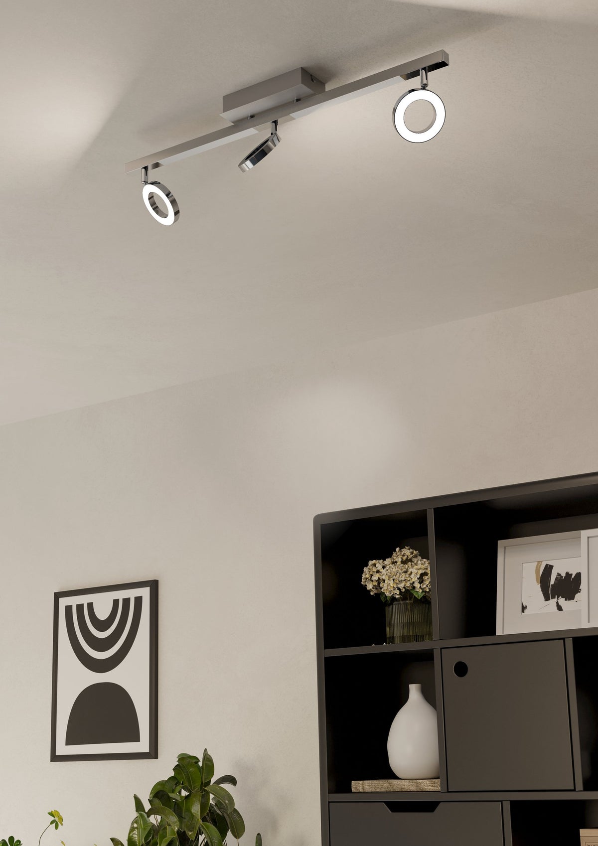 Mise en ambiance du luminaire fixé au plafond dans un salon moderne avec étagère et cadre.