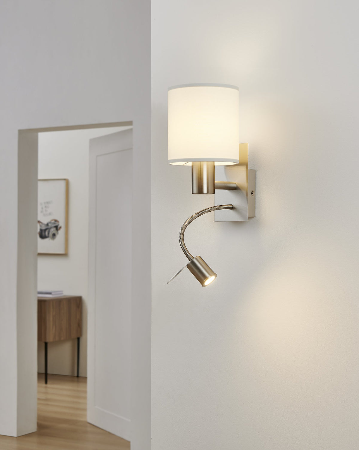 Applique murale installée dans un intérieur lumineux, près d'une porte ouverte.