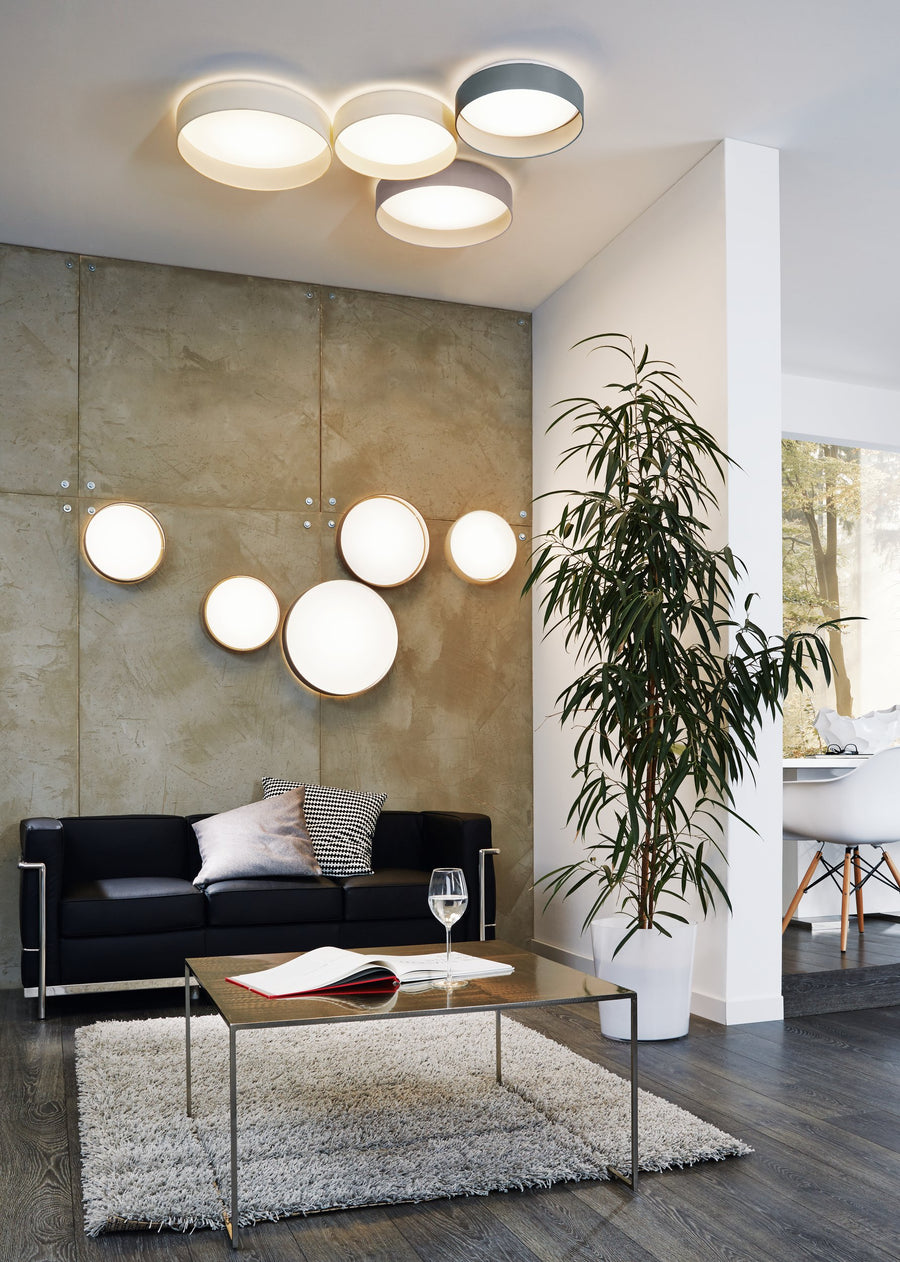 Ambiance salon contemporain avec plafonniers et appliques rondes murales allumées
