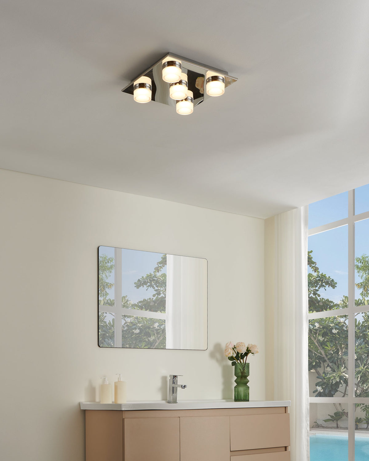 Mise en ambiance du plafonnier allumé au-dessus d'un meuble vasque dans une salle de bain.