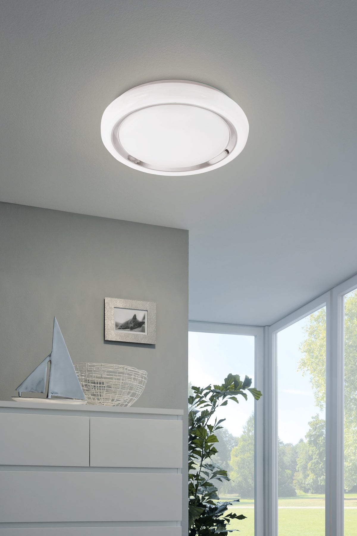 Mise en ambiance du plafonnier allumé au plafond d'un intérieur moderne clair