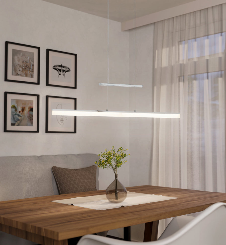Mise en ambiance au-dessus d'une table en bois, cadre photos et rideaux