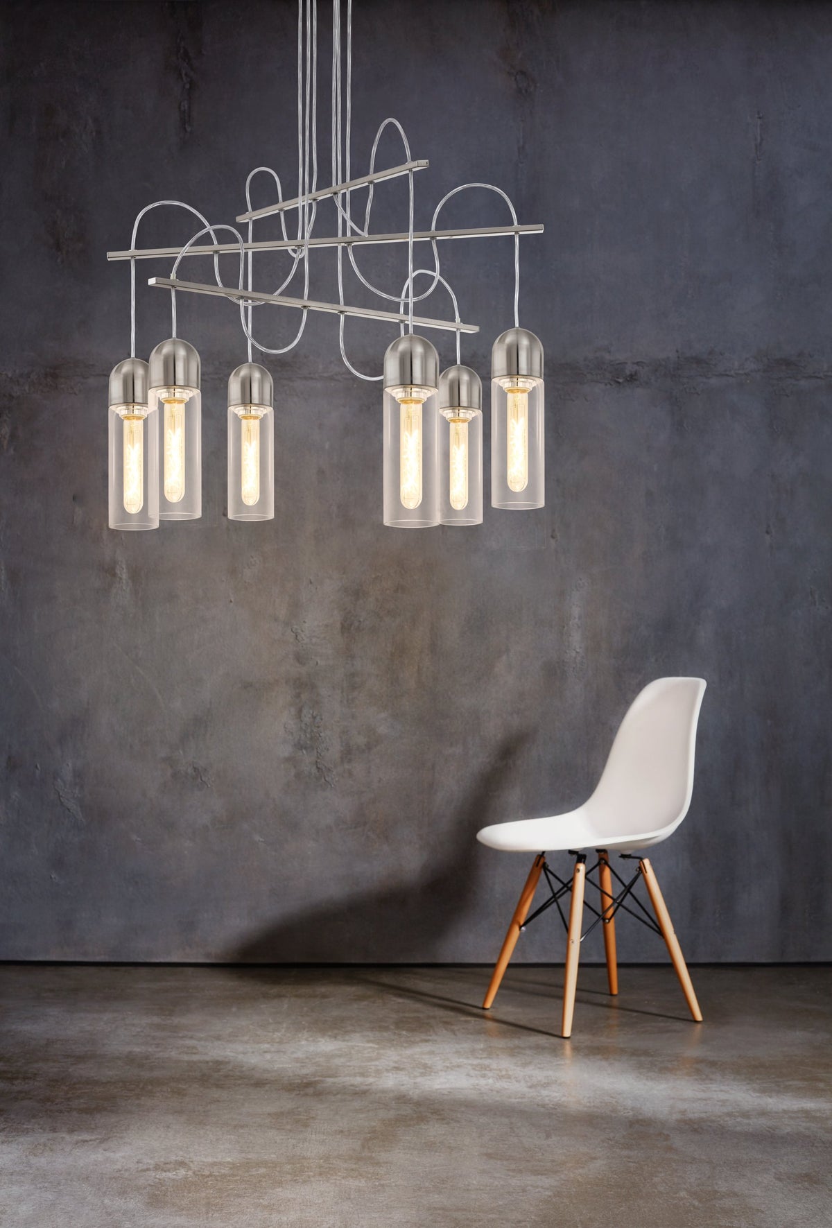 Mise en ambiance sur mur béton gris avec chaise blanche aux pieds en bois