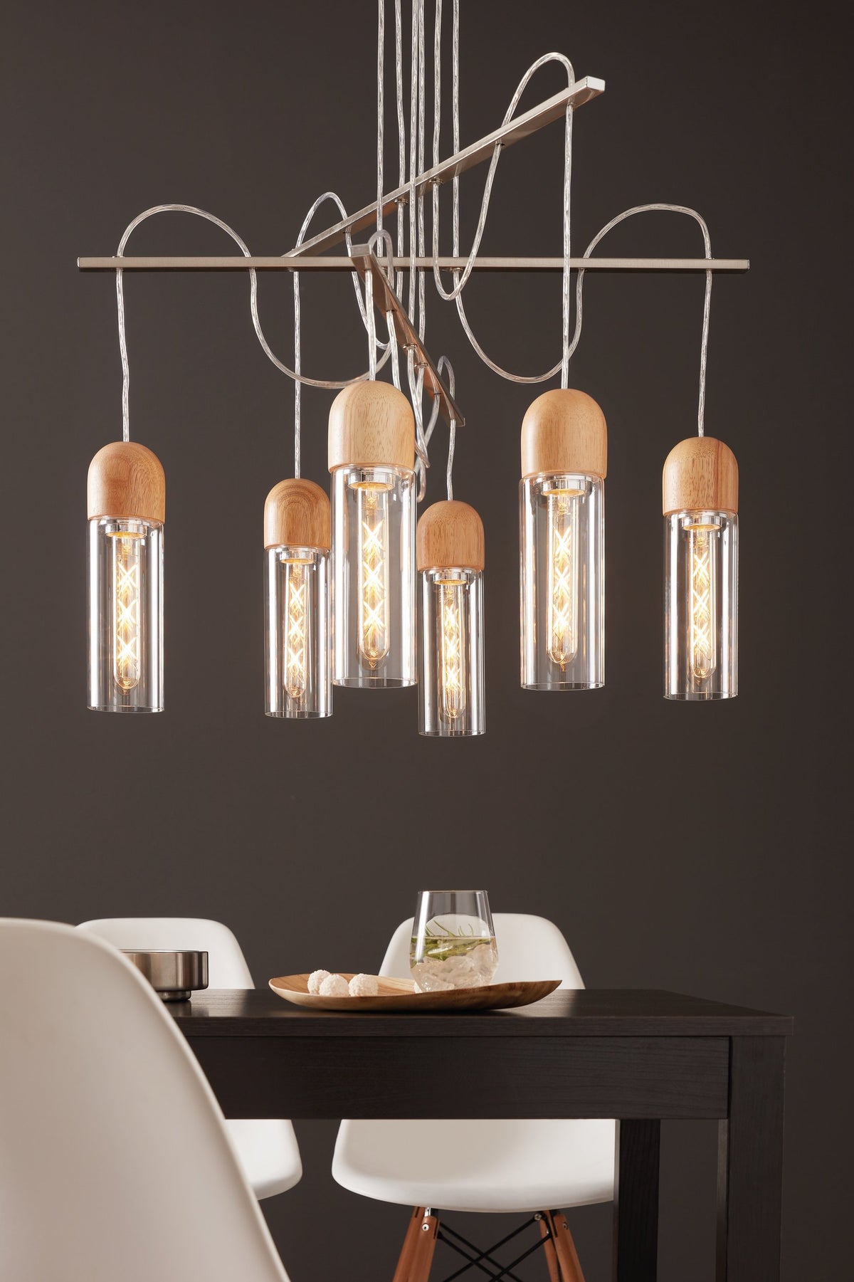 Mise en ambiance au-dessus d'une table à manger sombre, ampoules allumées