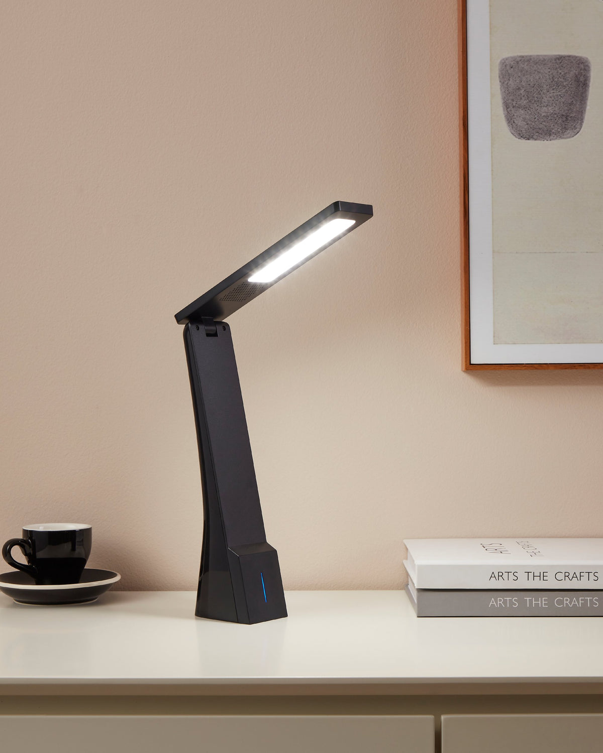 Même scène, lampe allumée éclairant la surface blanche du meuble.