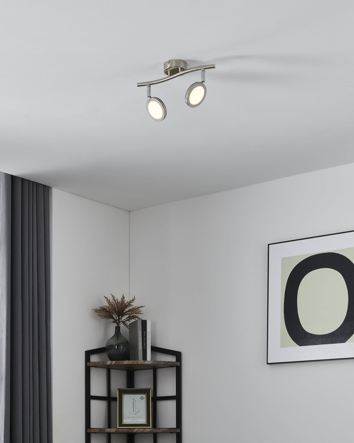 Mise en ambiance du plafonnier au-dessus d'une étagère dans un coin salon