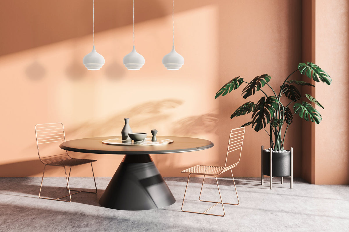 Mise en ambiance au-dessus d'une table ronde dans une salle à manger moderne