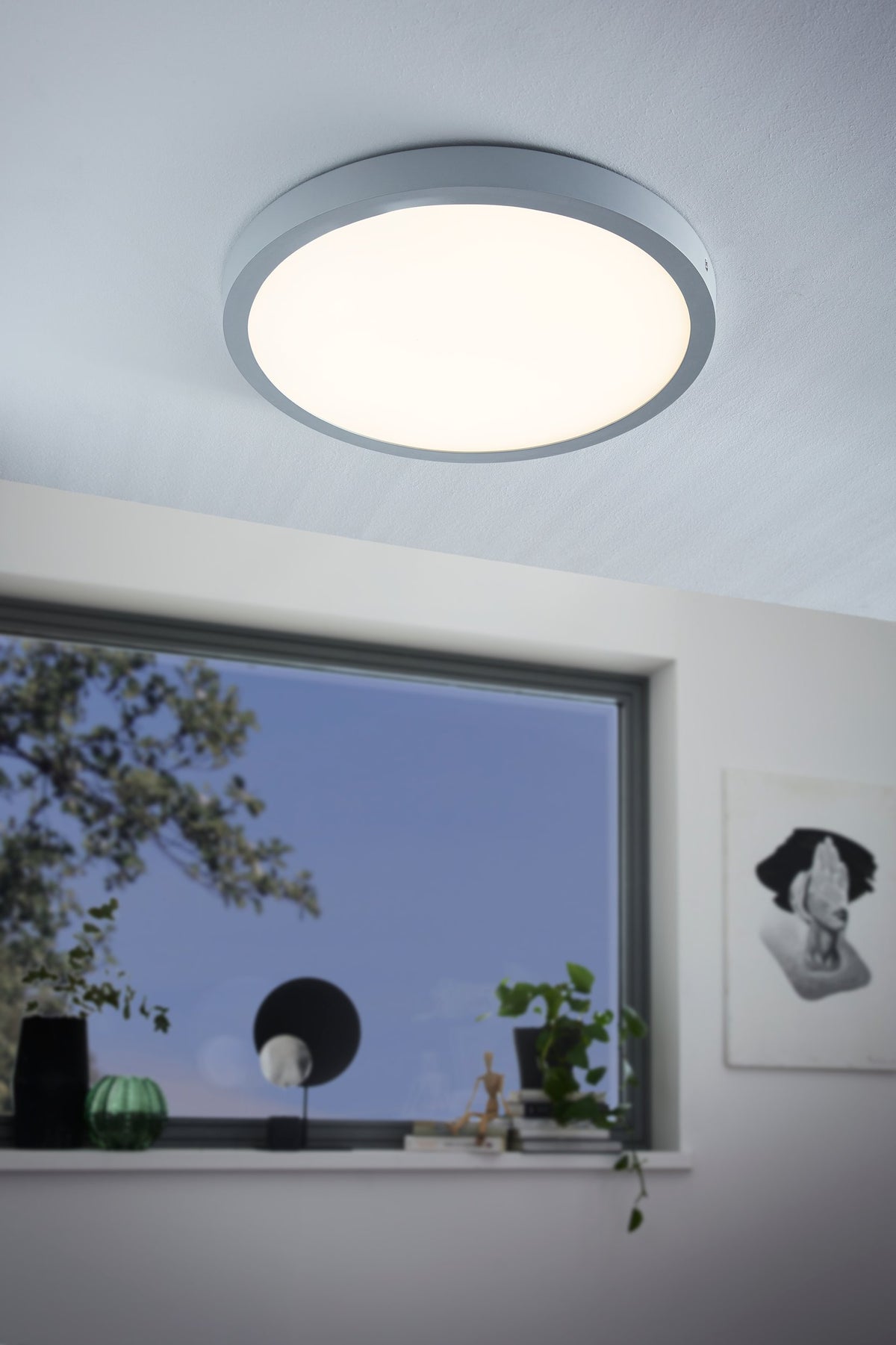 Mise en ambiance du plafonnier allumé, fixé au plafond d'une pièce lumineuse.