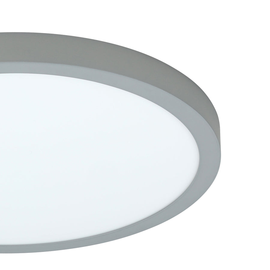 Gros plan sur le bord et la finition du cerclage argenté du luminaire.