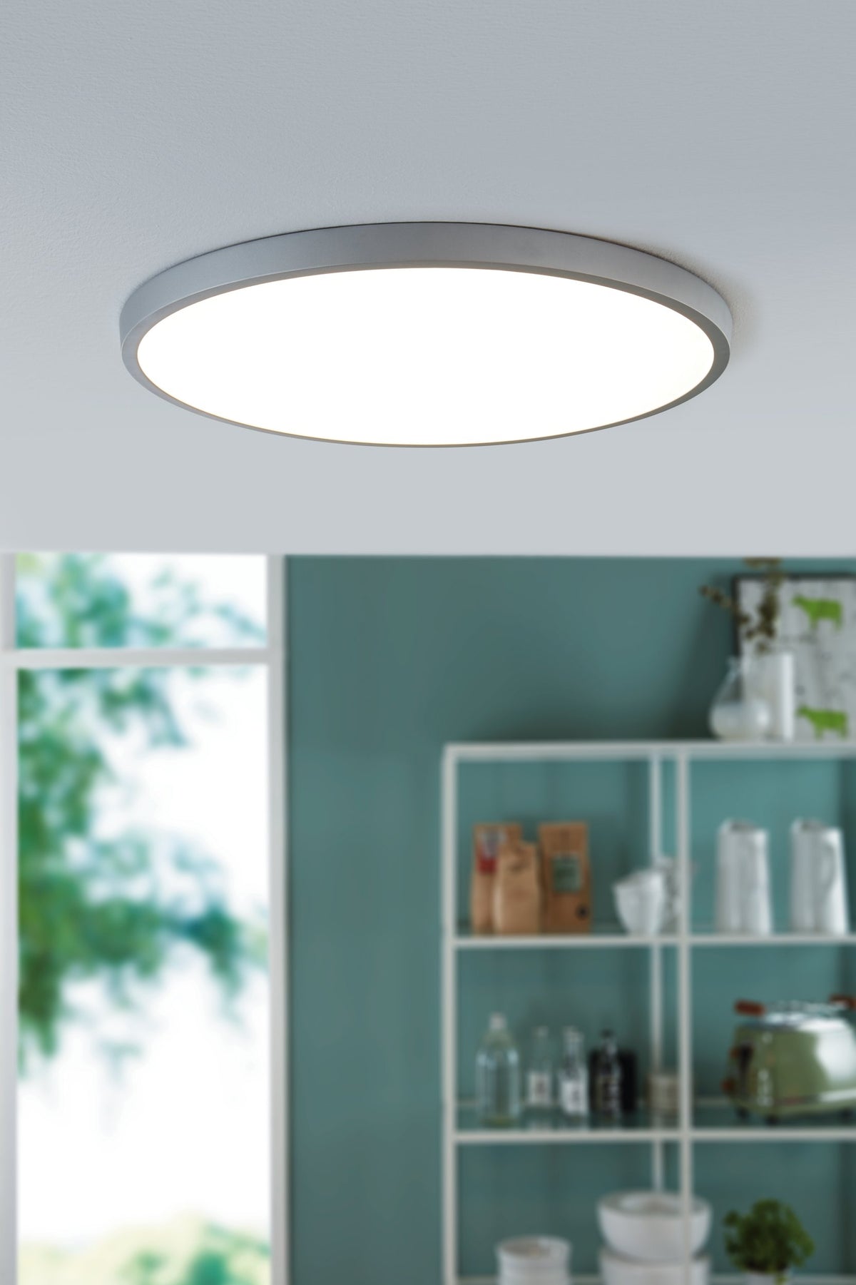Mise en ambiance dans une cuisine, plafonnier allumé fixé au plafond blanc