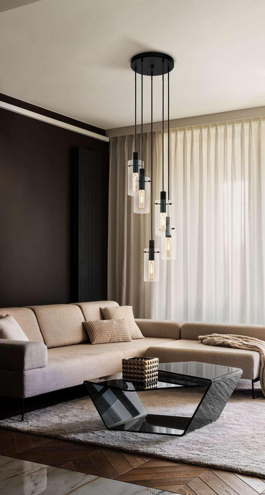 Ambiance salon moderne, canapé beige et rideaux clairs sous les suspensions noires