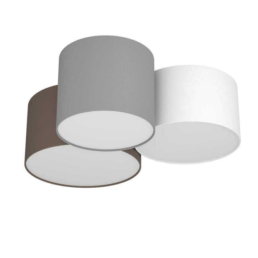 Vue de trois quarts du plafonnier aux trois abat-jours cylindriques gris, blanc et marron.