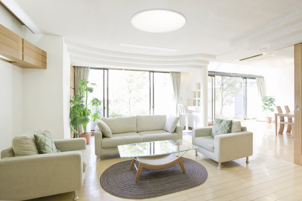 Mise en ambiance du plafonnier allumé au plafond d'un salon clair