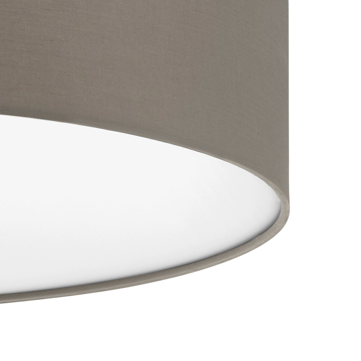Détail rapproché du bord de l'abat-jour taupe et du diffuseur blanc