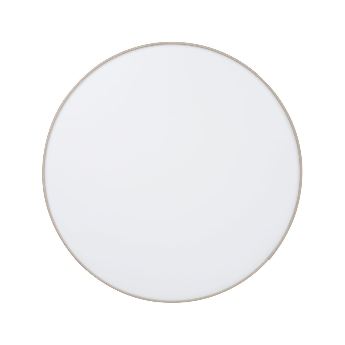 Vue de dessous montrant le grand diffuseur blanc circulaire du plafonnier