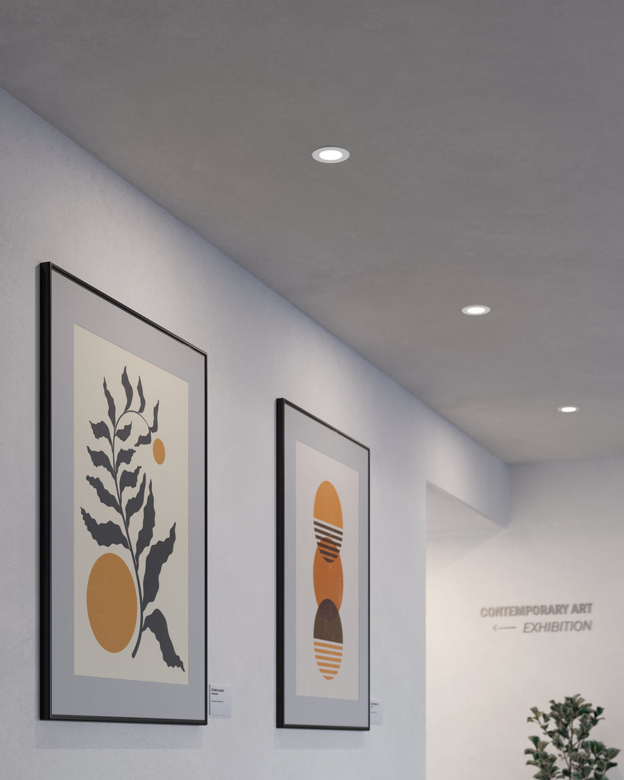 Ambiance galerie d'art, plafond blanc équipé de spots encastrés alignés