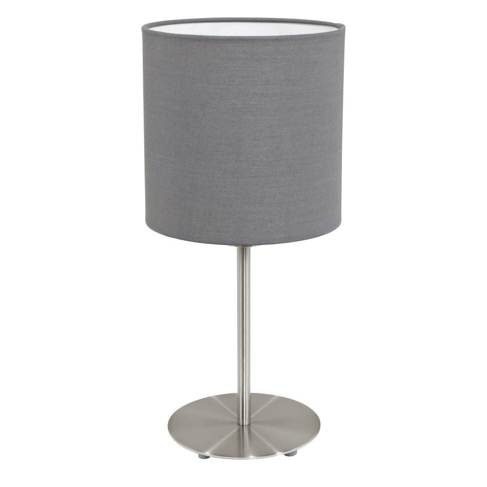 Lampe à poser vue de face, abat-jour cylindrique gris sur pied chromé et base ronde
