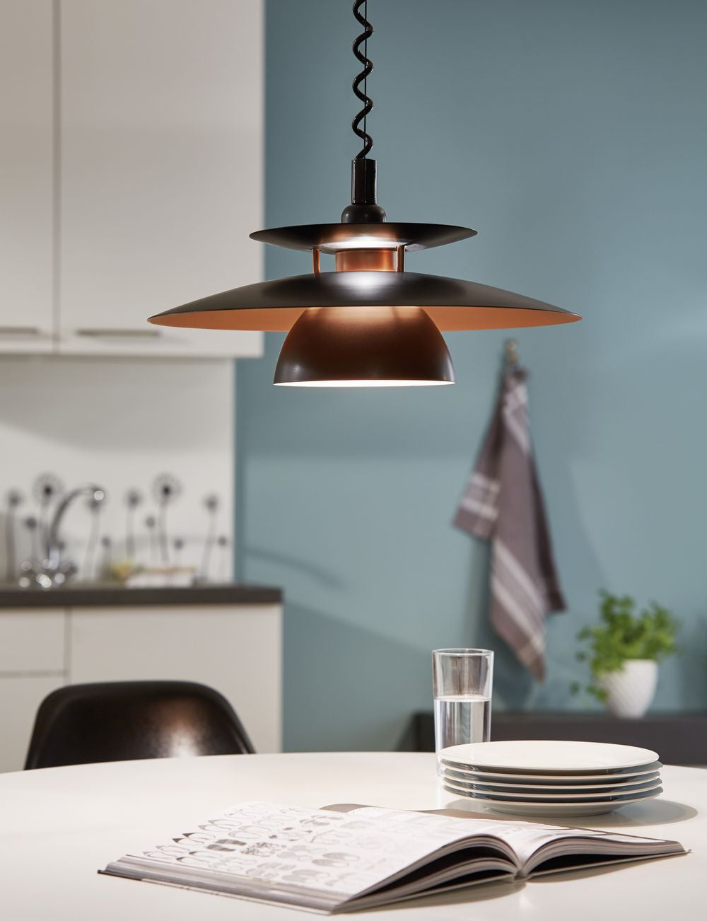 Mise en ambiance au-dessus d'une table dressée dans une cuisine au mur bleu