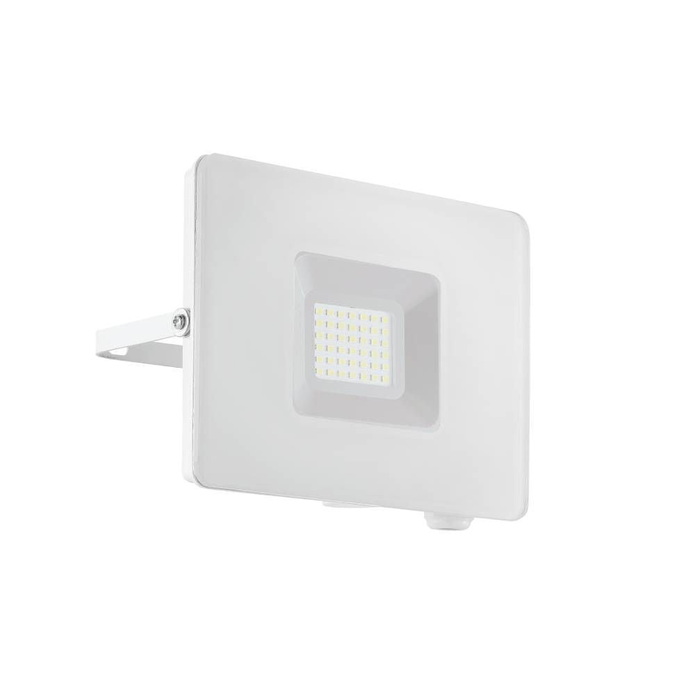 Vue de trois quarts d'un projecteur LED blanc carré avec support articulé.
