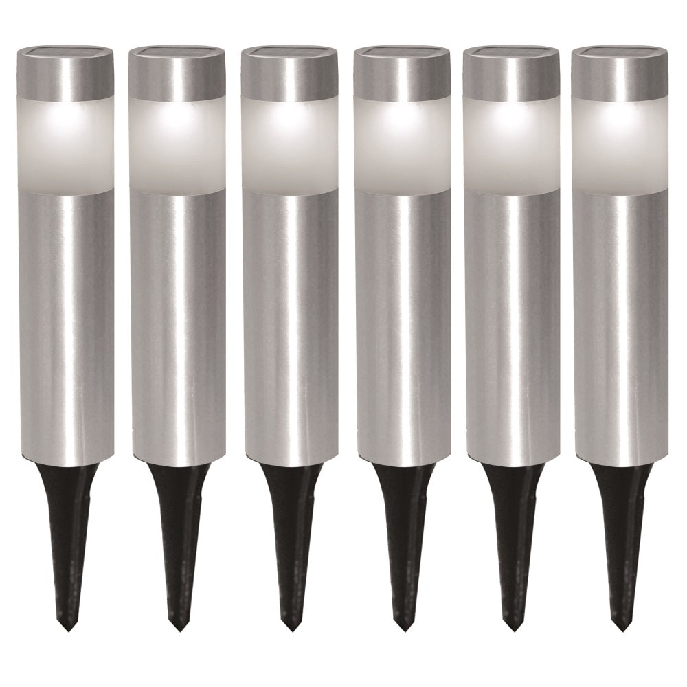 Six exemplaires de borne lumineuse solaire en inox alignés sur fond blanc.