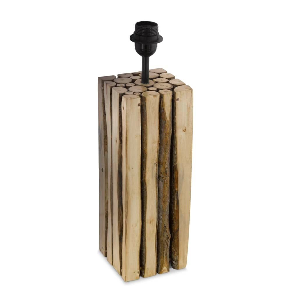 Socle de lampe en bois brut composé de morceaux verticaux, sans abat-jour, sur fond blanc.