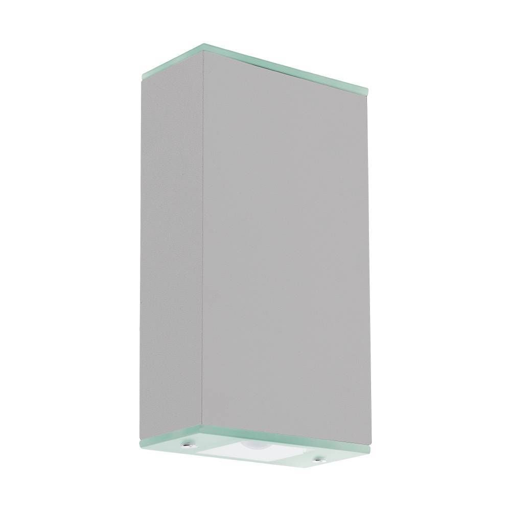 Vue de face du luminaire seul sur fond blanc, corps rectangulaire argenté aux bords clairs