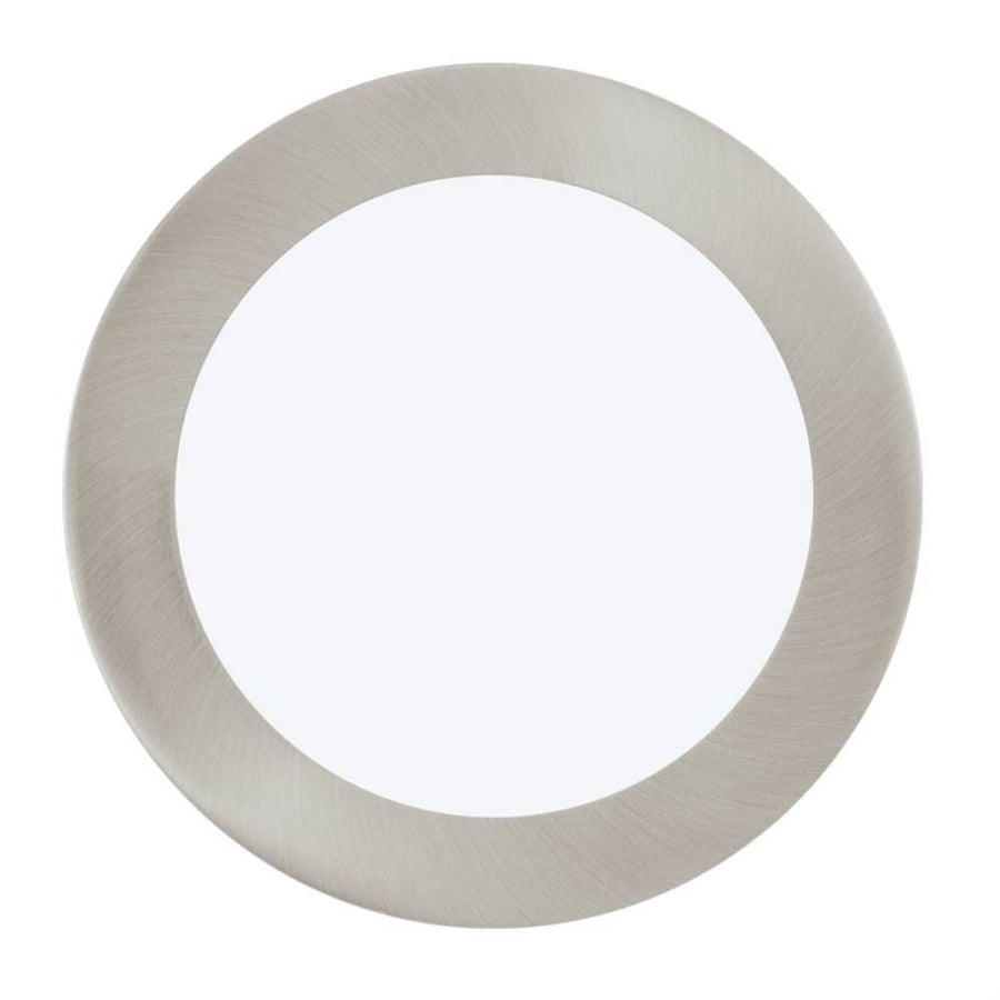Vue de face du spot rond encastré, anneau nickel brossé et diffuseur blanc mat