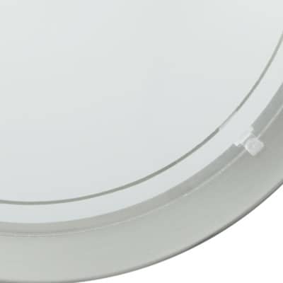 Détail du bord métallique brossé et du joint du diffuseur translucide