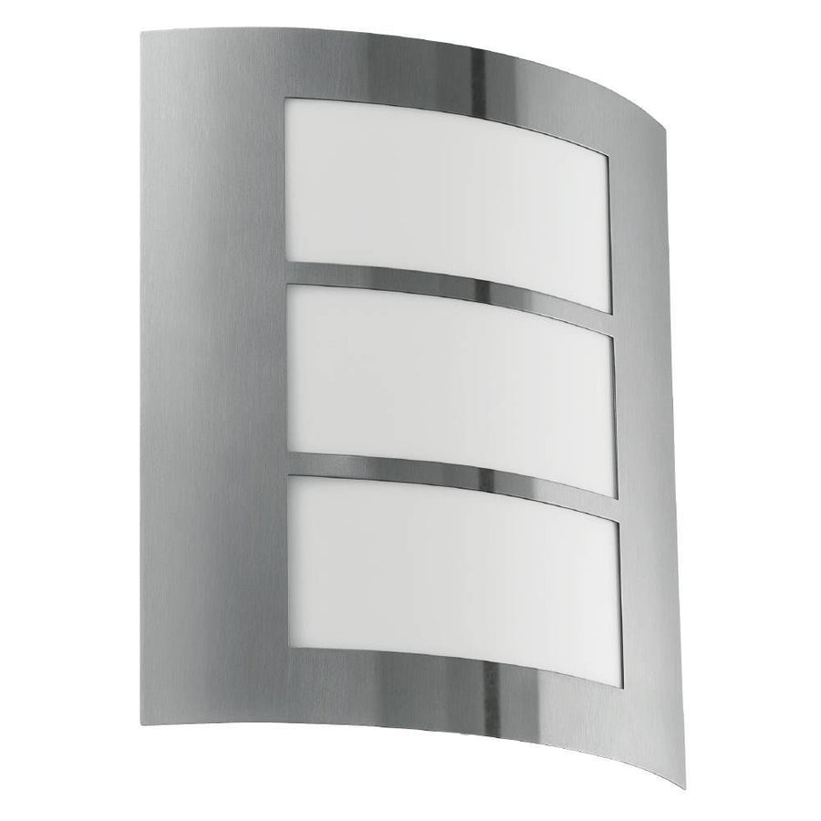 Vue de face sur fond blanc de l'applique extérieure incurvée en inox.