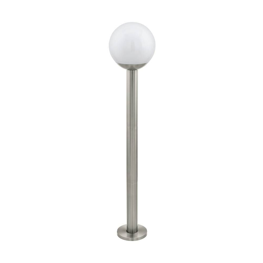Lampadaire extérieur en inox avec globe blanc, vu de face sur fond blanc.