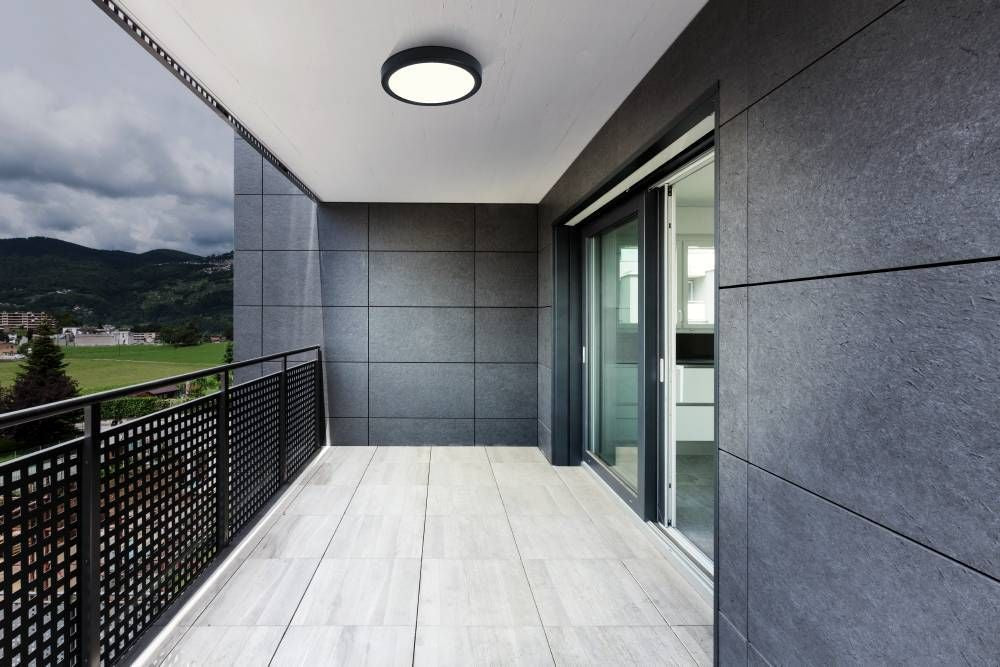 Mise en situation sur un balcon contemporain, luminaire fixé au plafond blanc
