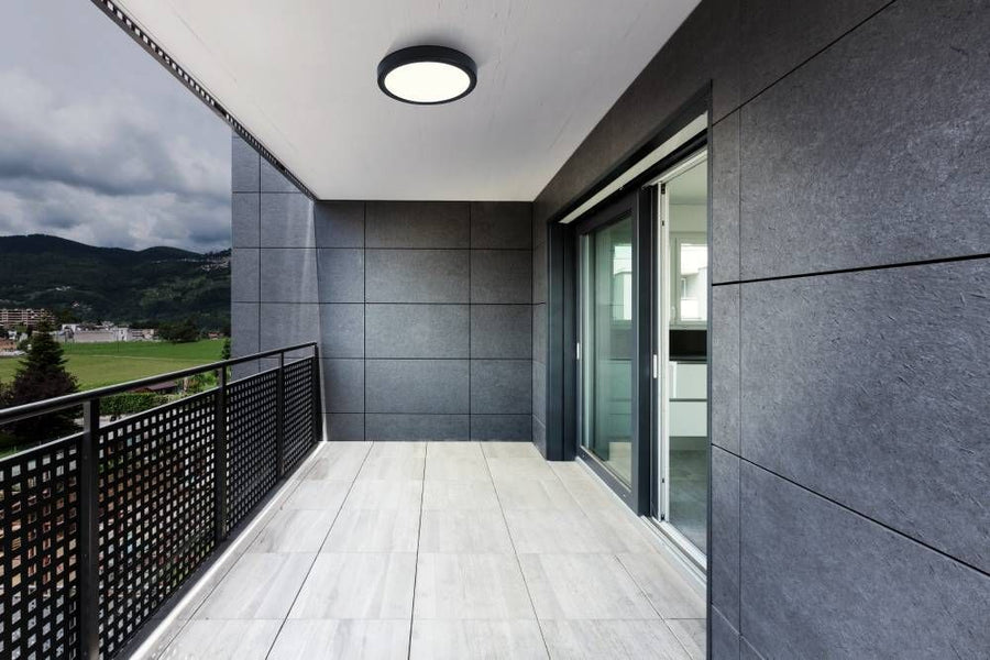 Mise en situation sur un balcon contemporain, luminaire fixé au plafond blanc