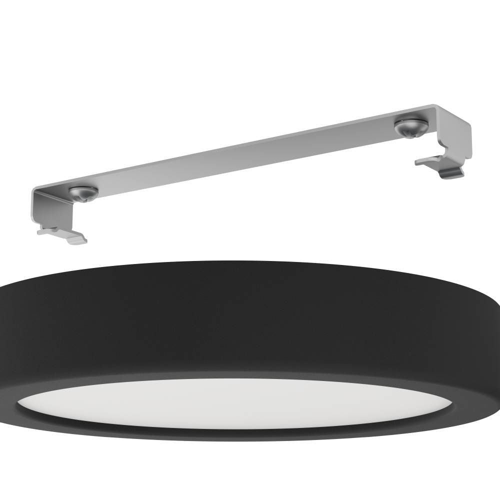 Détail de la fixation métallique et du boîtier noir avant installation au plafond