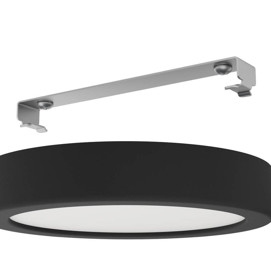 Détail de la fixation métallique et du boîtier noir avant installation au plafond