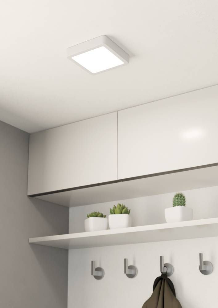 Mise en ambiance du plafonnier allumé au plafond d'une entrée moderne