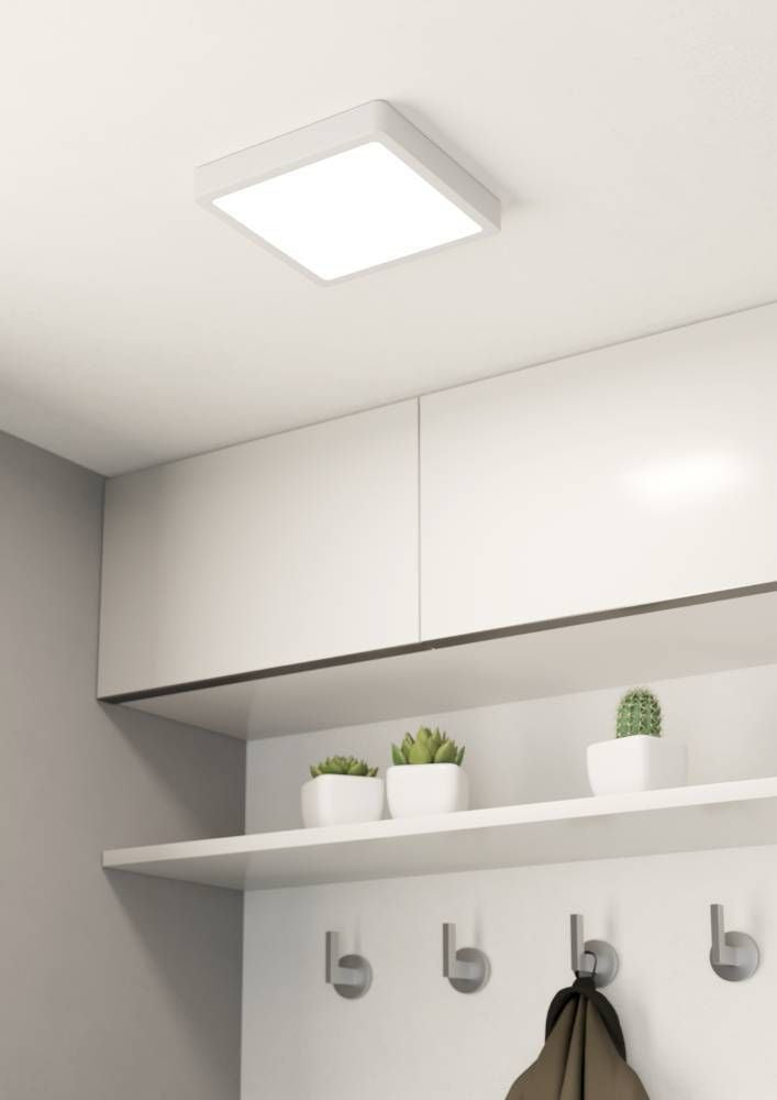 Mise en ambiance du luminaire éclairé au plafond d'une entrée moderne