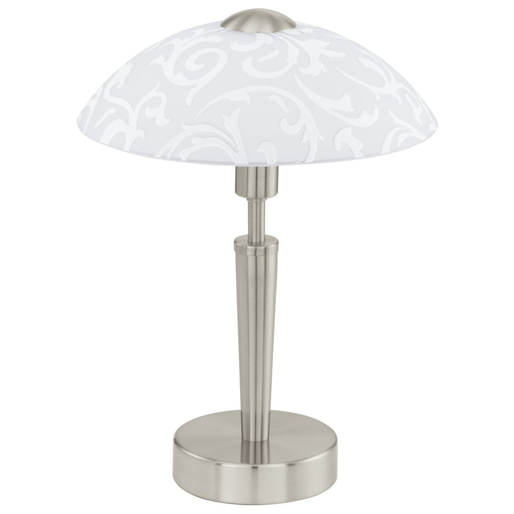 Lampe à poser de face, abat-jour dôme blanc et pied cylindrique nickel brossé.