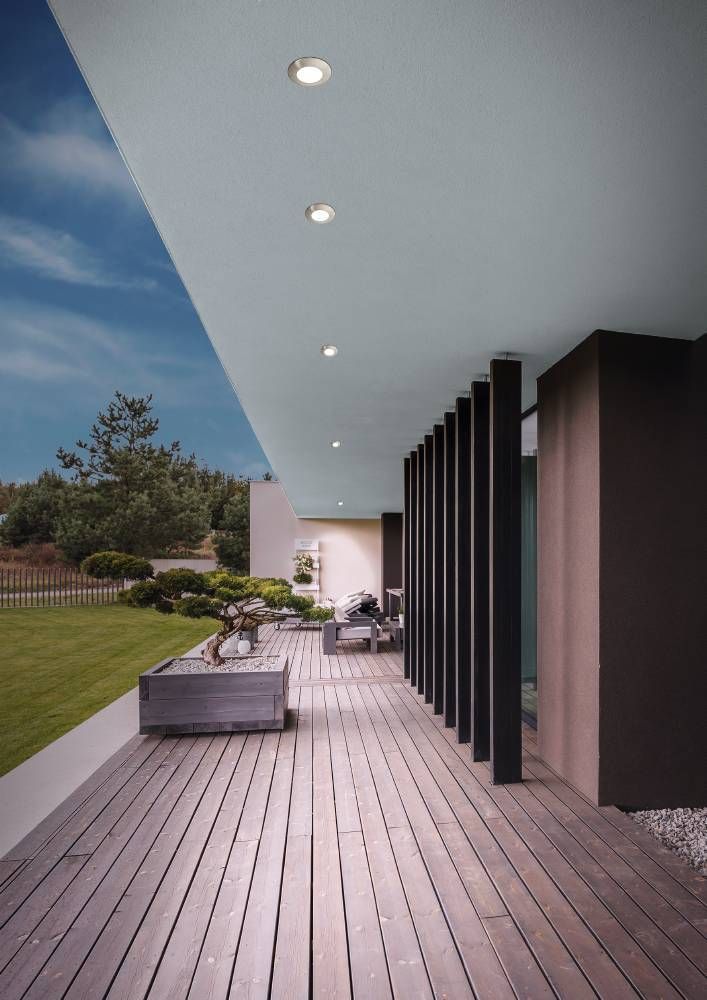Mise en ambiance sur terrasse, plusieurs spots encastrés dans la sous-face du toit