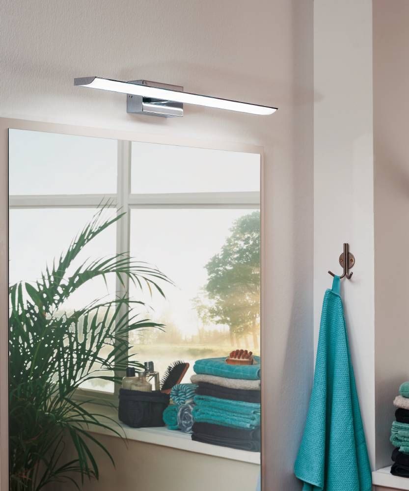 Vue en situation au-dessus d'un miroir de salle de bain, serviettes turquoise et plante.