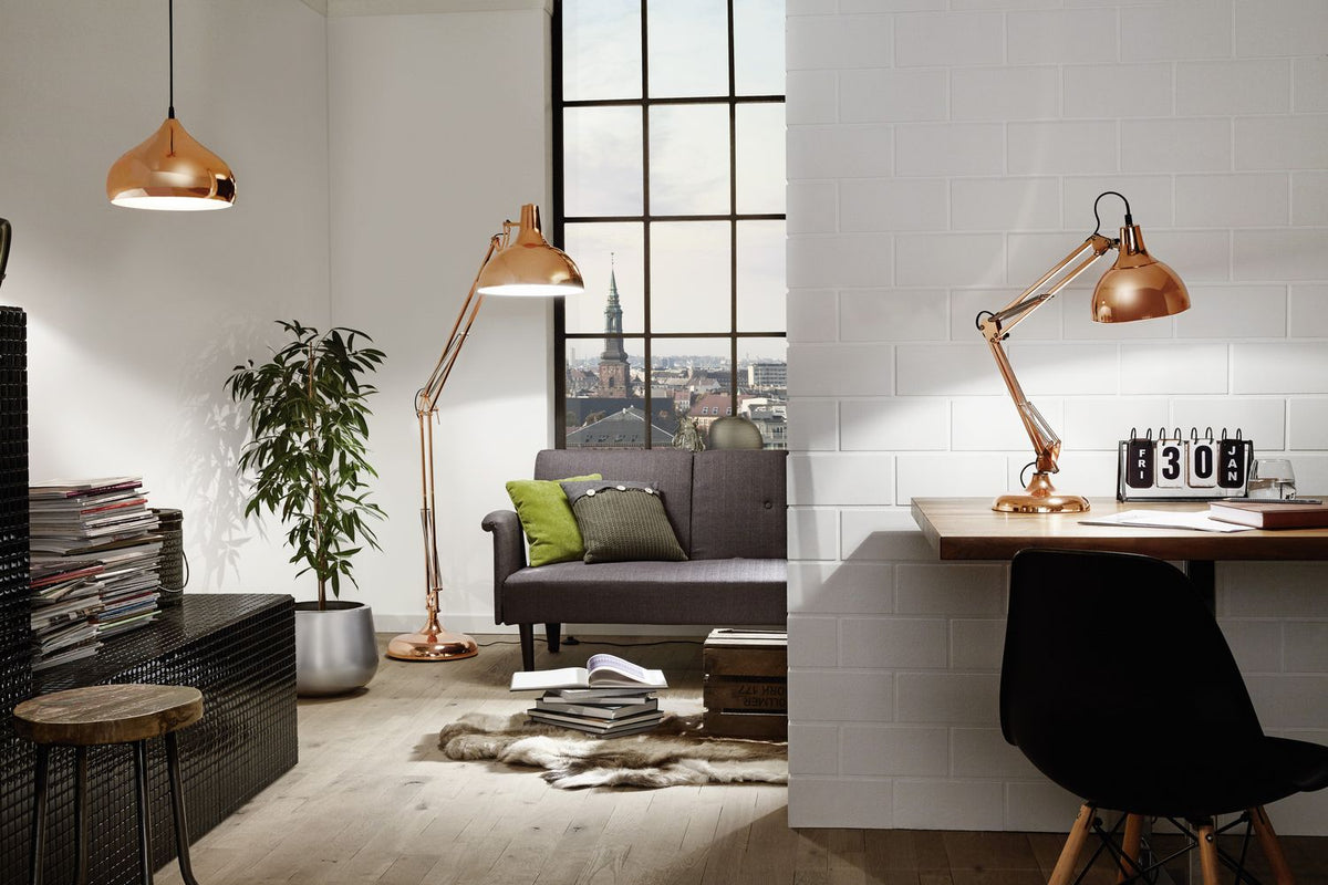 Vue d'ensemble du salon montrant la lampe et d'autres luminaires cuivrés