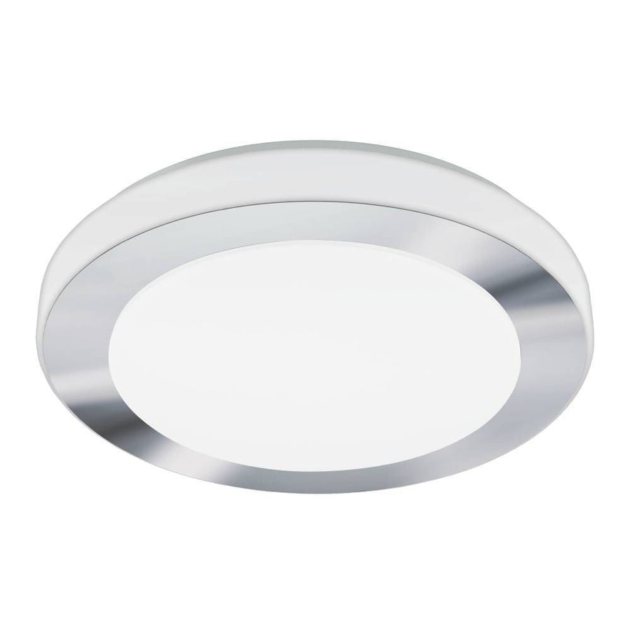 Vue de face du plafonnier rond, diffuseur blanc et cerclage chromé.