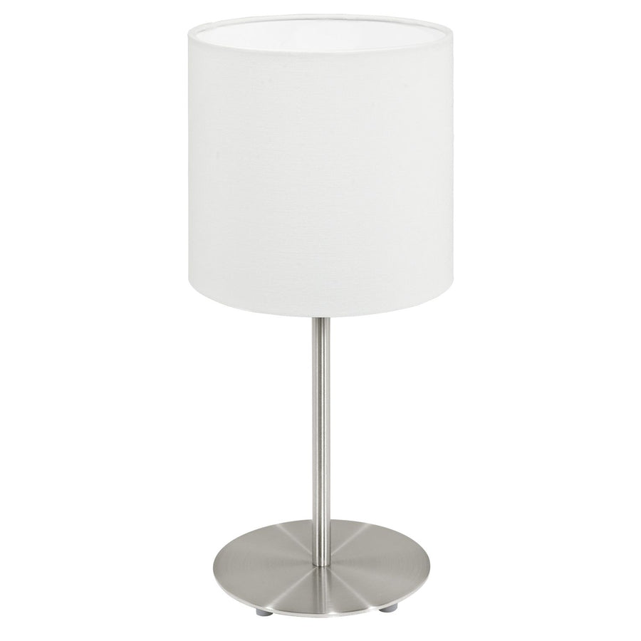 Lampe à poser de face sur fond blanc, abat-jour cylindrique blanc et pied nickel.
