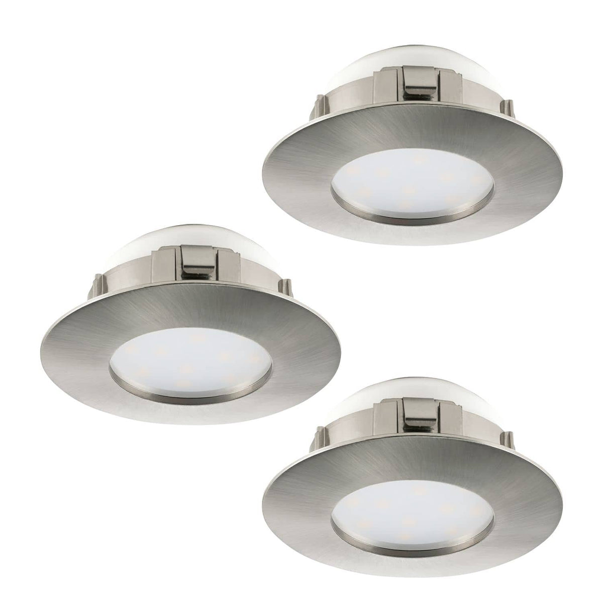 Trois spots encastrables nickel présentés de trois quarts sur fond blanc