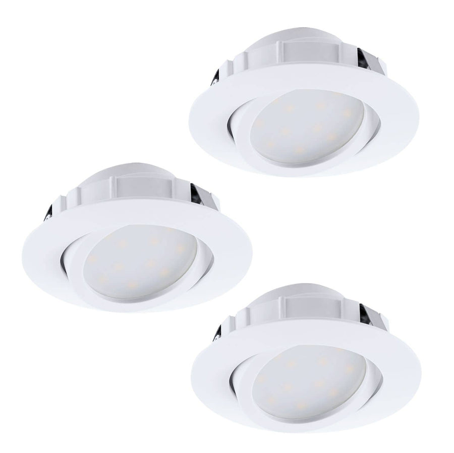 Trois spots encastrables blancs orientables présentés de trois quarts sur fond neutre