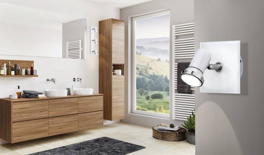 Mise en ambiance du spot mural dans une salle de bain bois clair