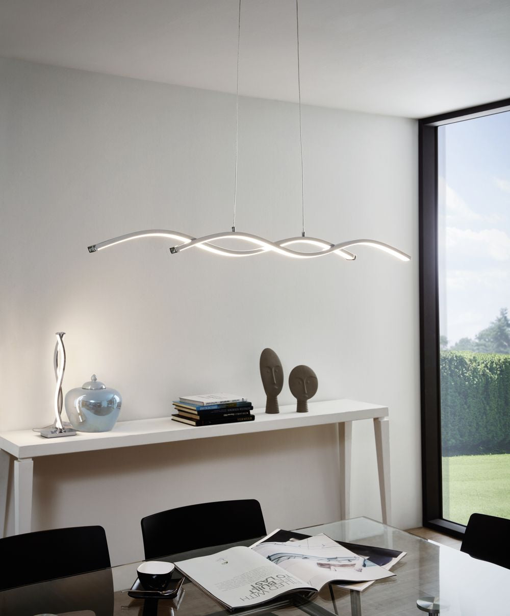 Mise en ambiance salon, lampe posée sur console et suspension torsadée au plafond