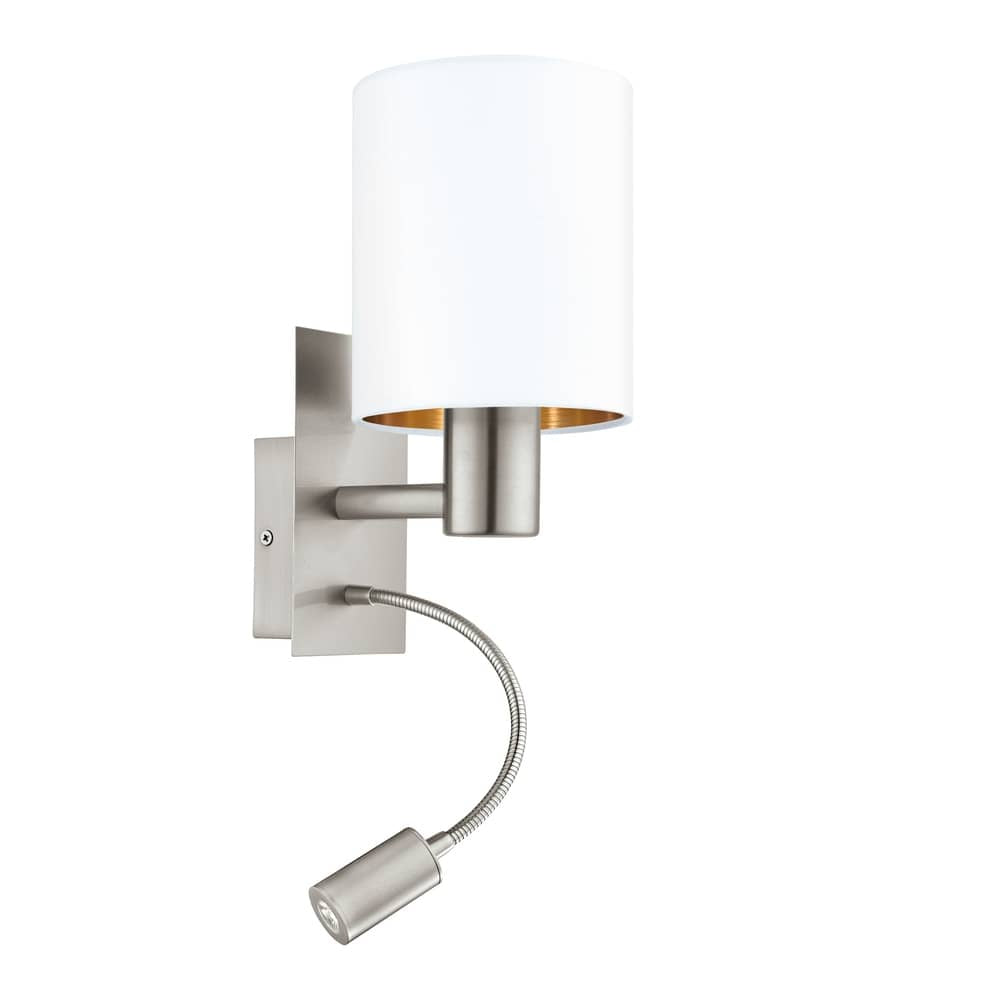 Applique murale vue de trois quarts, abat-jour cylindrique blanc et bras nickel.