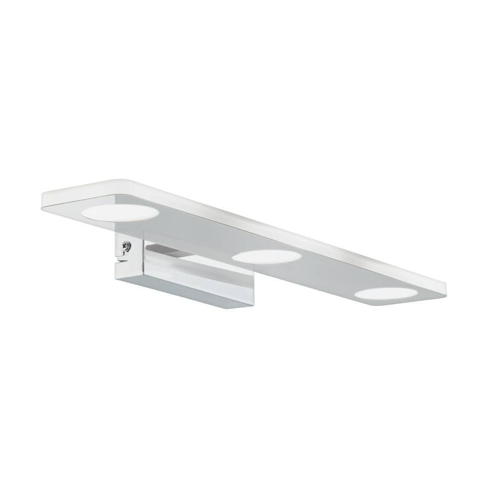 Vue trois quarts sur fond blanc du luminaire chromé avec trois diffuseurs ronds alignés