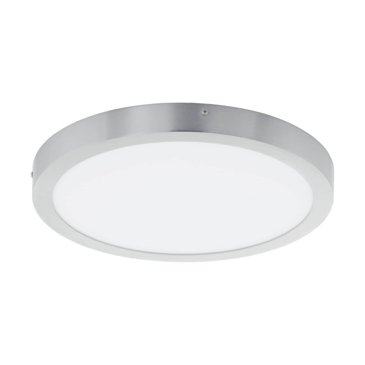 Vue de trois quarts du plafonnier rond argenté avec diffuseur blanc opaque.