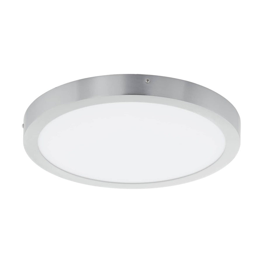 Vue de trois quarts du plafonnier rond argenté avec diffuseur blanc opaque.